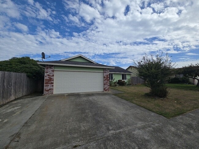1779 Oakdale Dr in Mckinleyville, CA - Building Photo - Building Photo
