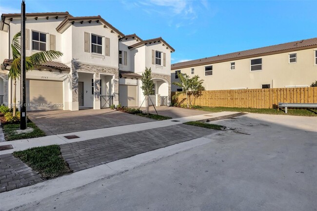 2547 SE 28th St in Homestead, FL - Building Photo - Building Photo