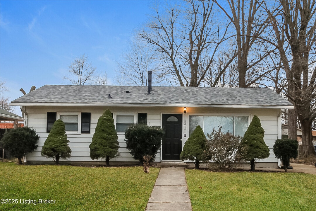 5806 Alanadale Dr in Louisville, KY - Building Photo