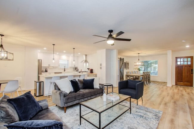 5907 Warm Springs Rd in Houston, TX - Building Photo - Building Photo