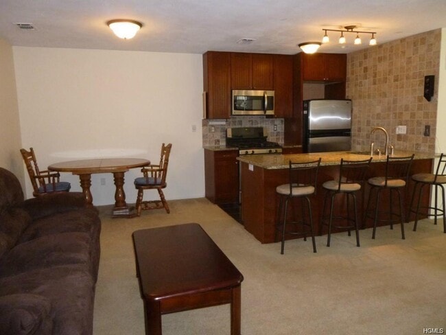 36 Homestead Village Dr in Warwick, NY - Building Photo - Building Photo