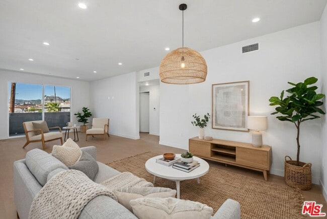 1717 Winona Blvd in Los Angeles, CA - Foto de edificio - Building Photo