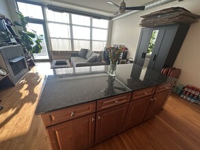 1200 W Monroe St, Unit 718 in Chicago, IL - Building Photo - Building Photo