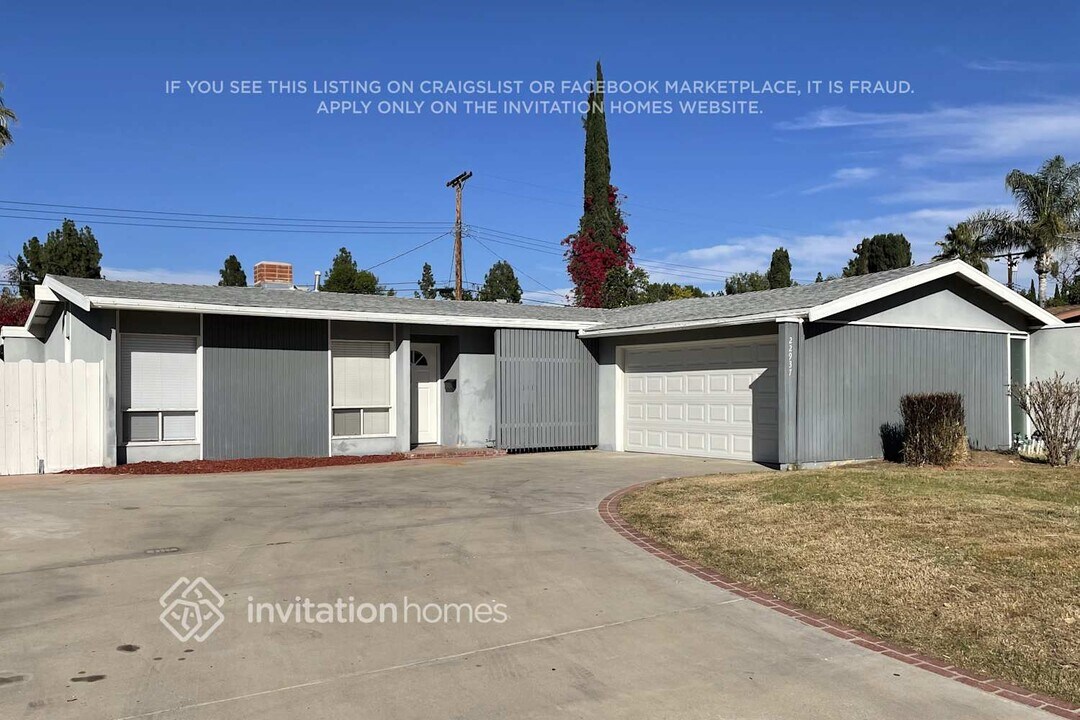 22937 Leadwell St in Los Angeles, CA - Building Photo