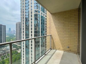 420 E Waterside Dr, Unit 2402 in Chicago, IL - Building Photo - Building Photo