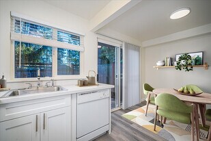 Park Ballinger 75 in Edmonds, WA - Building Photo