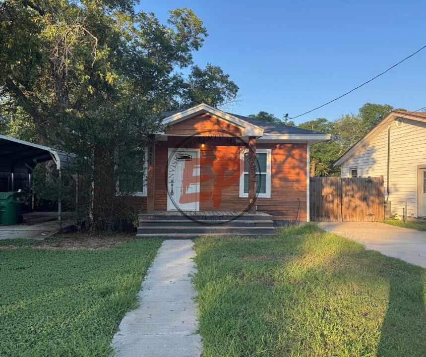 221 N Bermuda St in Waco, TX - Building Photo