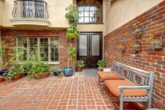 4751 Topeka Dr in Tarzana, CA - Building Photo - Building Photo