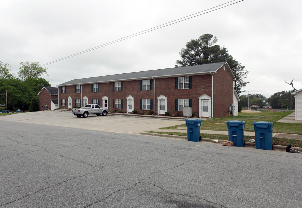 Tyler Ridge Apartments in Dunn, NC - Building Photo