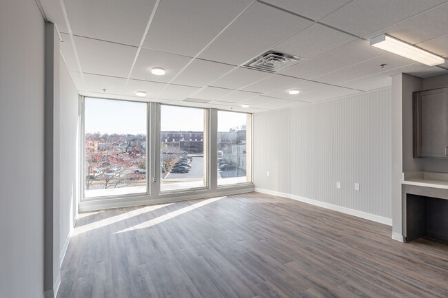 Bowling Green Towers in Bowling Green, KY - Building Photo - Interior Photo