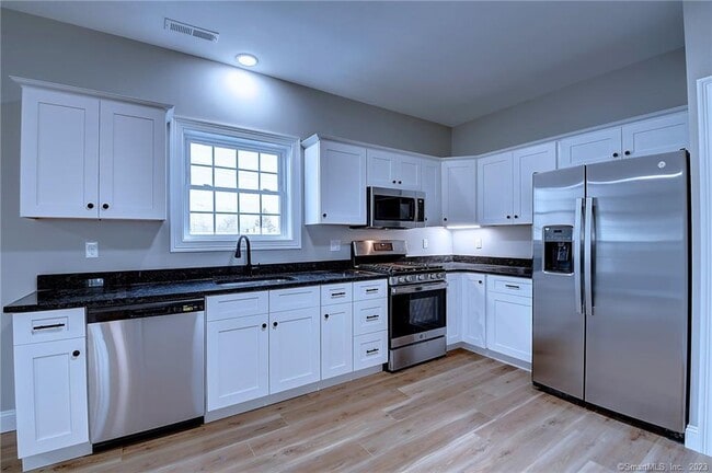 642 Stafford Ave in Bristol, CT - Building Photo - Building Photo