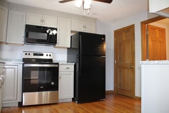 2 Clark St in Woburn, MA - Foto de edificio - Building Photo