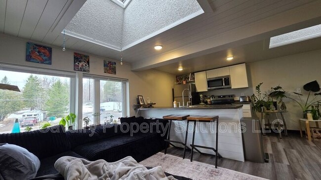 3947 E Calvary Rd in Duluth, MN - Building Photo - Building Photo