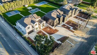 8670 Encino Ave in Los Angeles, CA - Building Photo