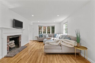 12 Granada Terrace in Middletown, RI - Building Photo - Building Photo