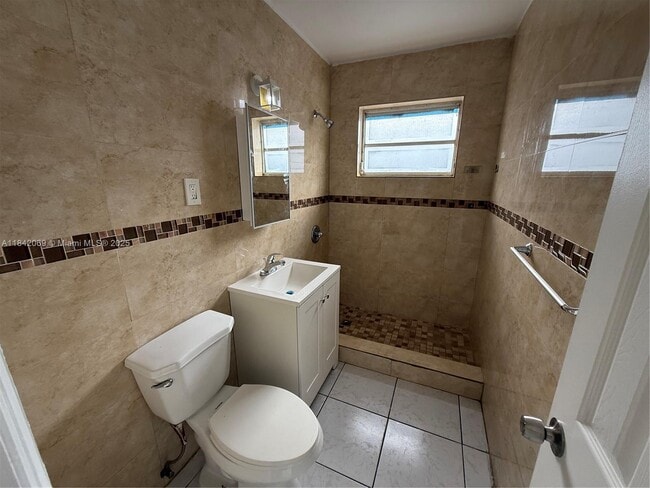 2146 NW 18th Terrace in Miami, FL - Foto de edificio - Building Photo