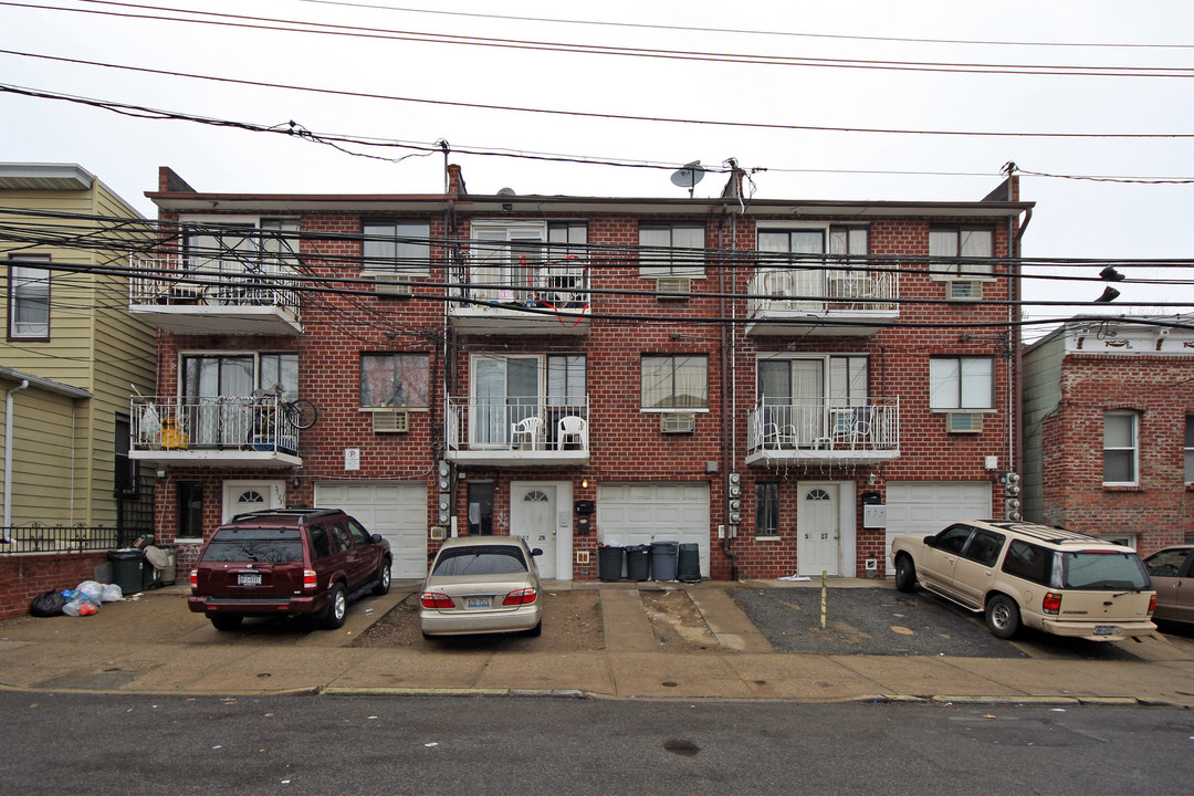 57-25 Waldron St in Flushing, NY - Building Photo