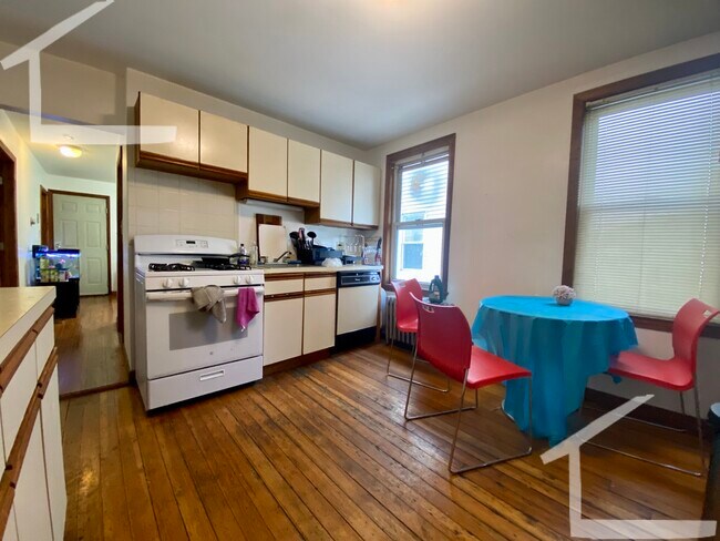 45 Litchfield St, Unit 2 in Boston, MA - Foto de edificio - Building Photo