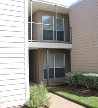 Carillon Apartments in Dallas, TX - Building Photo - Building Photo