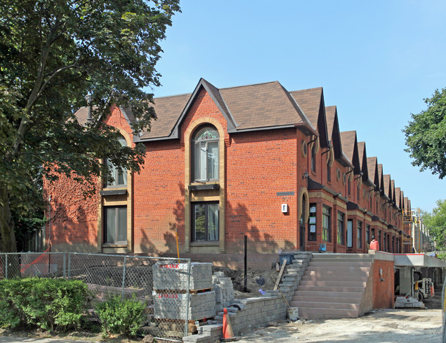 90 Kippendavie Ave in Toronto, ON - Building Photo - Primary Photo