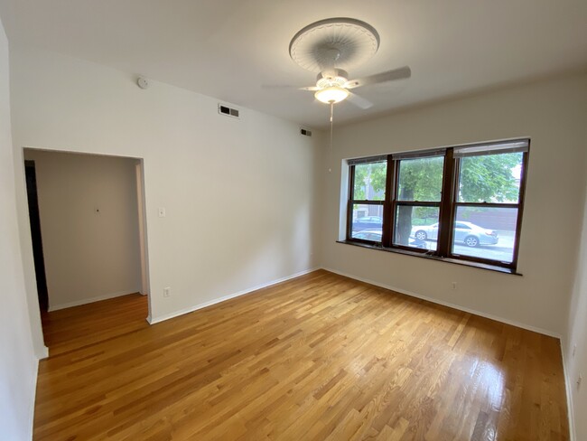 1210 W Nelson St, Unit 2 in Chicago, IL - Building Photo - Building Photo