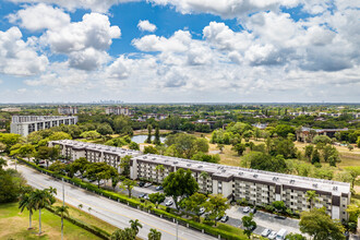 The Greens of Inverrary in Lauderhill, FL - Building Photo - Building Photo