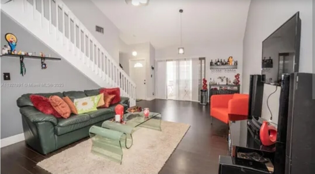 3324 NW 101st Ave in Sunrise, FL - Building Photo
