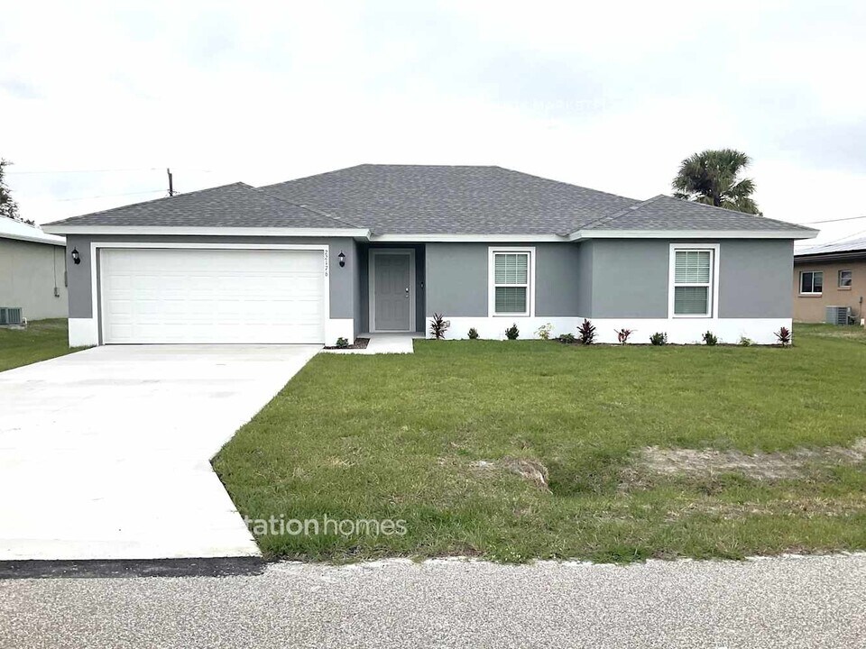 22176 Mamaroneck Ave in Port Charlotte, FL - Building Photo