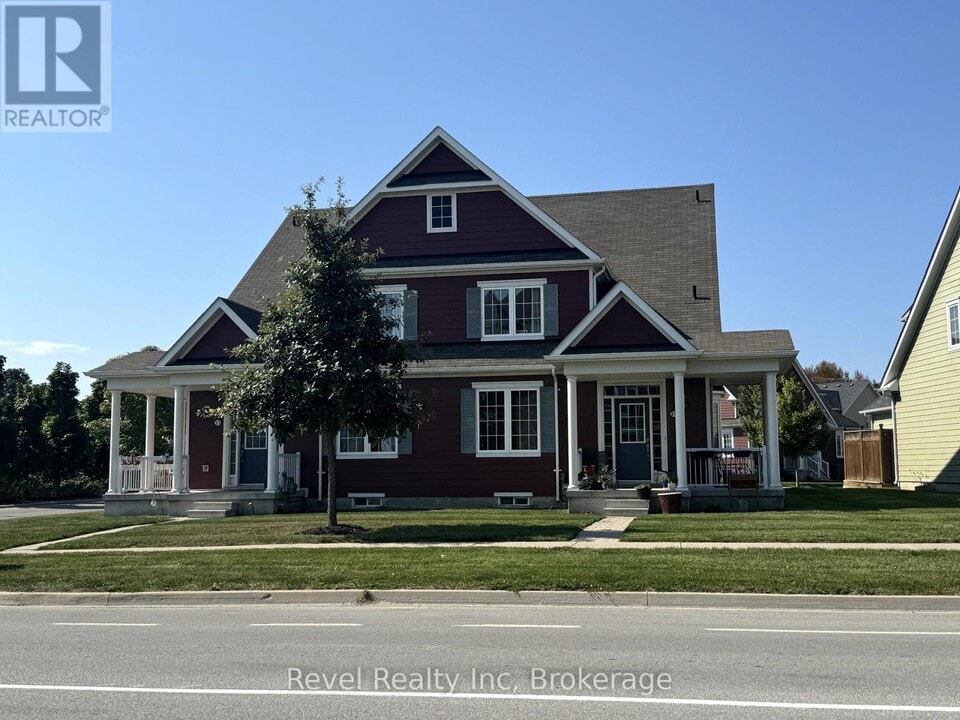 21 Village Gate Dr in Wasaga Beach, ON - Building Photo