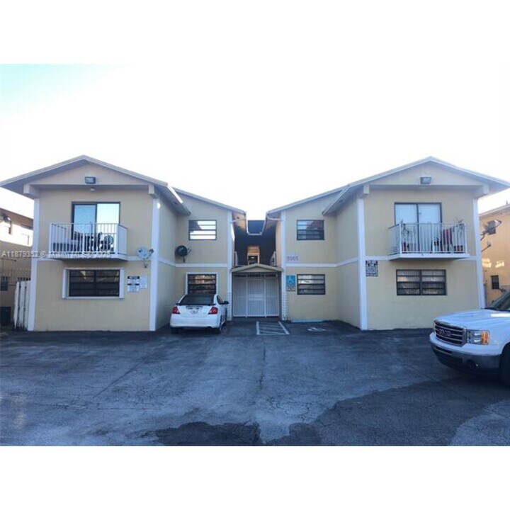 5960 W 25th Ct in Hialeah, FL - Foto de edificio
