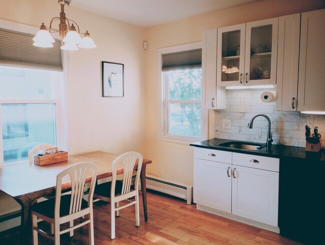 28 Robbins St, Unit 2 in Waltham, MA - Building Photo - Building Photo