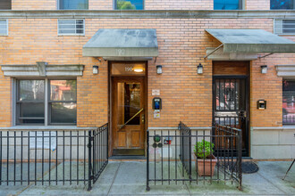 190 Meserole Ave in Brooklyn, NY - Building Photo - Building Photo