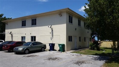13950 NE 2nd Ave in Miami, FL - Building Photo - Building Photo