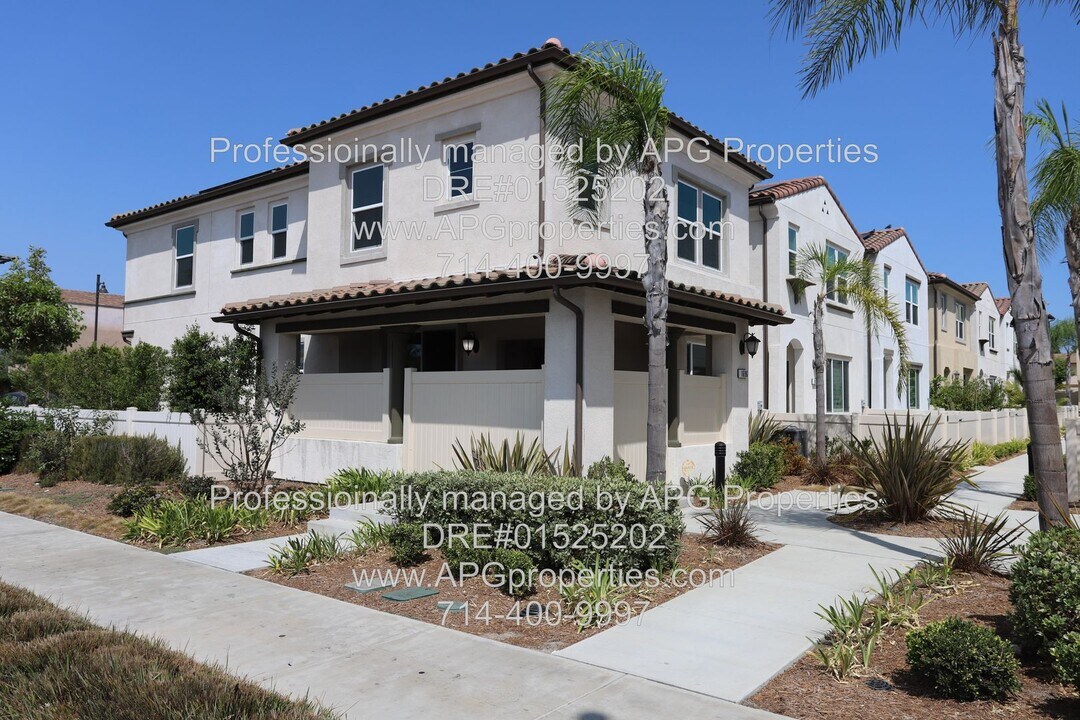 1696 W Trapezoid Dr in Anaheim, CA - Foto de edificio