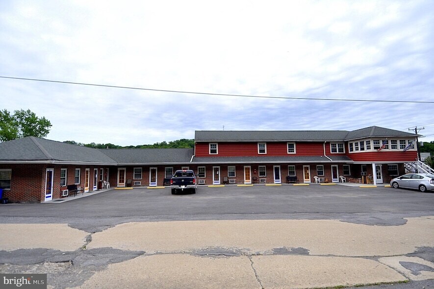268 Wilkes St in Berkeley Springs, WV - Building Photo