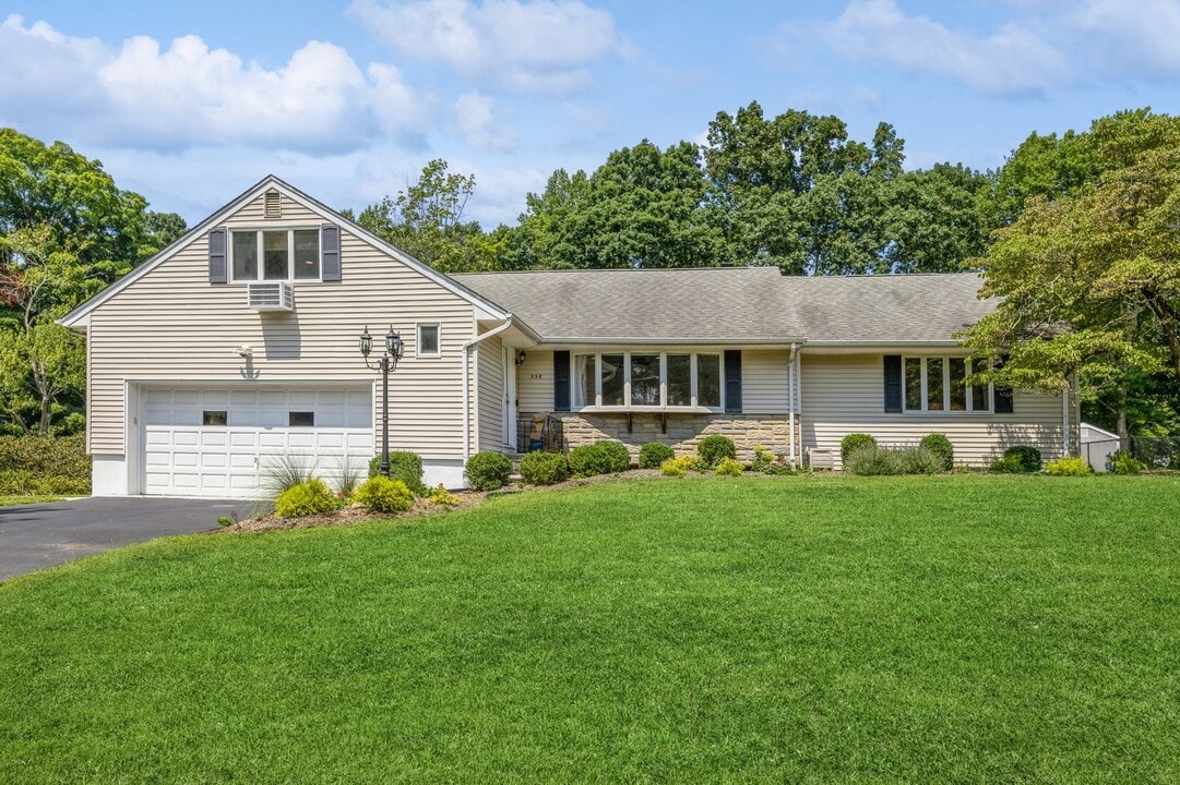558 Baylor Ave in River Vale, NJ - Building Photo