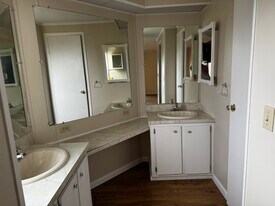 10 Lake Diane Dr in Naples, FL - Building Photo