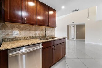 4197 N Haverhill Rd in West Palm Beach, FL - Building Photo - Building Photo