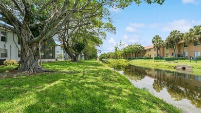 Advenir at San Tropez in Pembroke Pines, FL - Foto de edificio - Building Photo