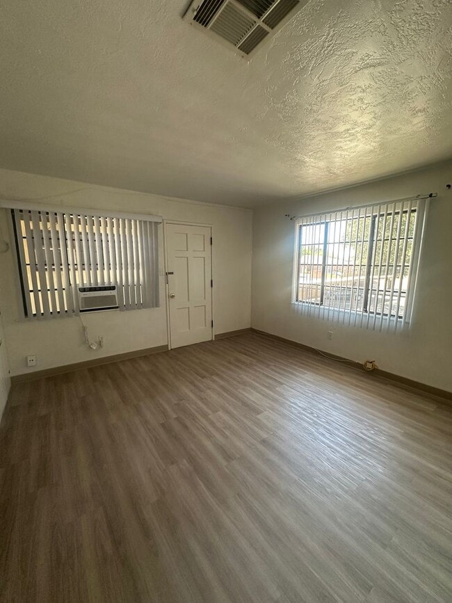 1711 Easy St in Hanford, CA - Building Photo - Building Photo