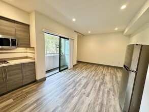 3743 Midvale Ave, Unit 203 in Los Angeles, CA - Building Photo - Building Photo