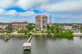 Twenty-One Riverside Drive in Cocoa, FL - Foto de edificio - Building Photo