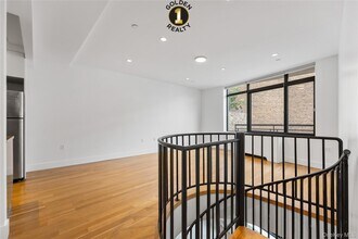 29-11 12th St in Queens, NY - Foto de edificio - Building Photo