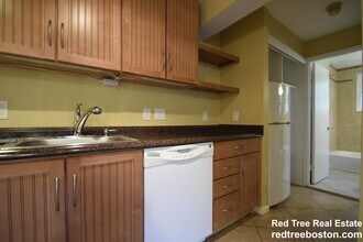 1 Colonial Village Dr, Unit 3 in Arlington, MA - Foto de edificio - Building Photo