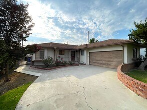 10513 Grovedale Dr in Whittier, CA - Foto de edificio - Building Photo
