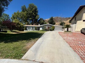 18930 Tenderfoot Trail Rd in Newhall, CA - Building Photo