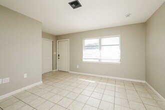 8910 Cypress Lake Dr in Ft. Myers, FL - Building Photo - Building Photo