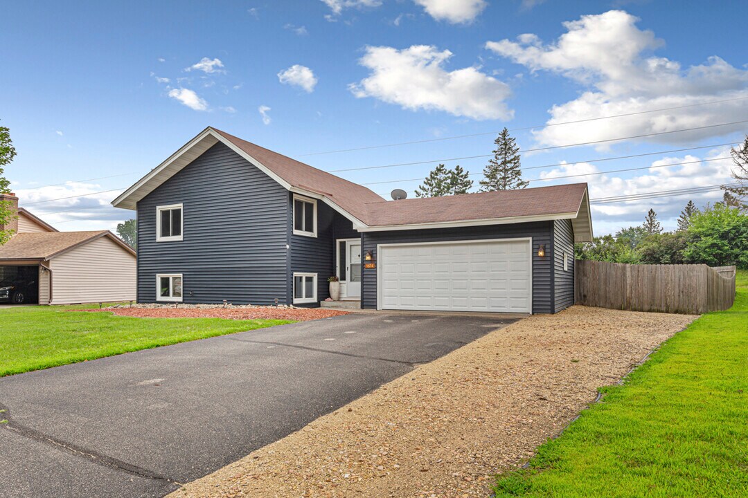 1674 Walnut Ln in Eagan, MN - Building Photo