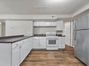 10 W 98th St in Kansas City, MO - Building Photo - Building Photo