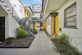 944 Tiverton Avenue in Los Angeles, CA - Foto de edificio - Building Photo